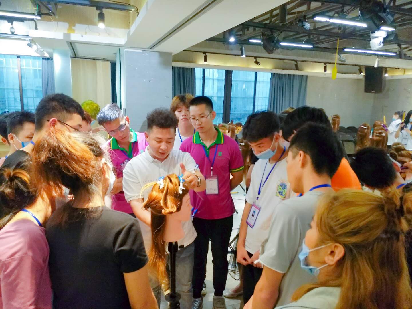 南寧美發(fā)學(xué)校：時尚電棒造型班開班，人氣爆棚