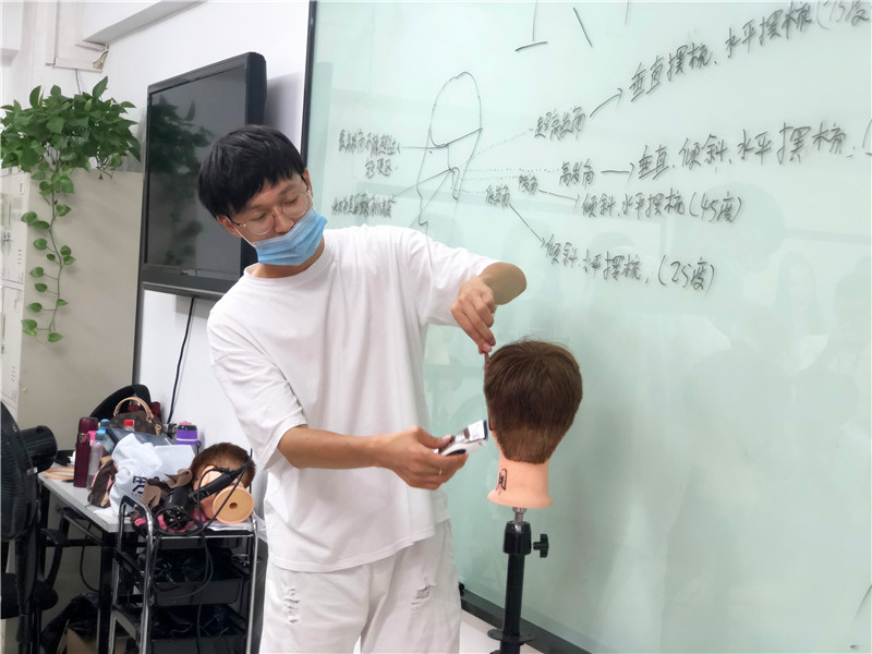 南寧美發(fā)課堂：360度男發(fā)手法演練，輕松攻破剪發(fā)難題