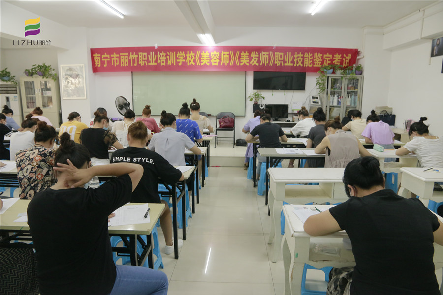 直擊《美容師》《美發(fā)師》等級(jí)考核現(xiàn)場