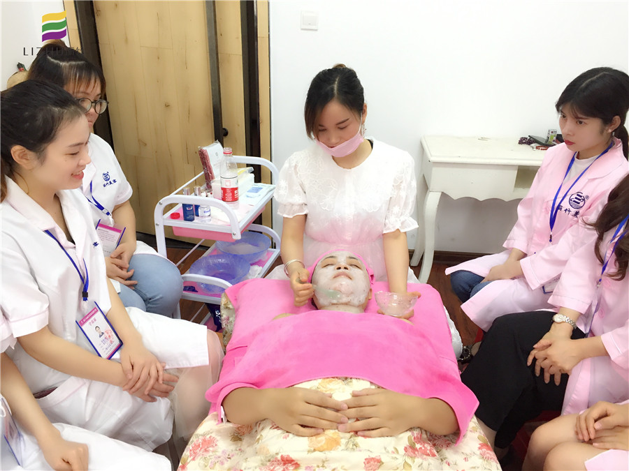 南寧美容學堂：敷膜，女人變美必修課程