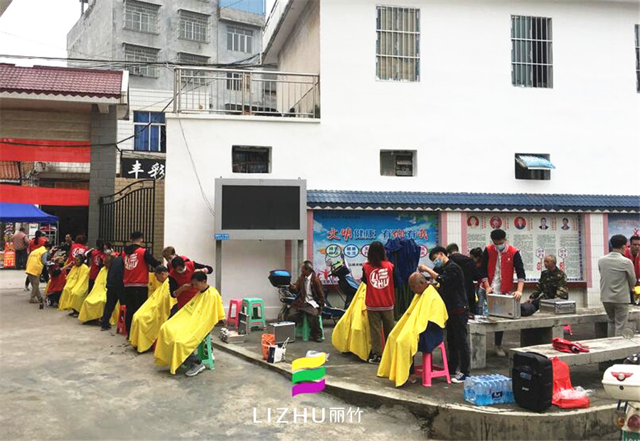 美發(fā)學(xué)校實踐：學(xué)習(xí)雷鋒，好榜樣