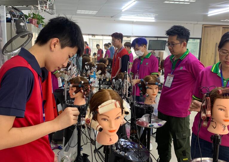 美發(fā)學?；ㄐ酰航K于可以上手熱燙