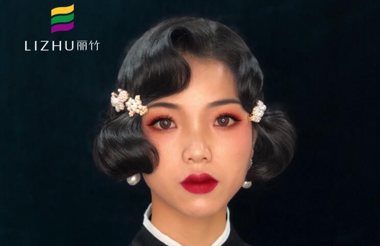 民國(guó)旗袍妝容，顯示南寧專業(yè)化妝學(xué)校實(shí)力