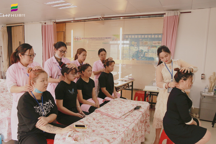 常見中醫(yī)推拿手法，廣西美容學(xué)校為你演示