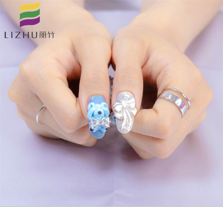 可愛卡通雕花美甲，精湛技法展示廣西美甲學(xué)校哪家技術(shù)好
