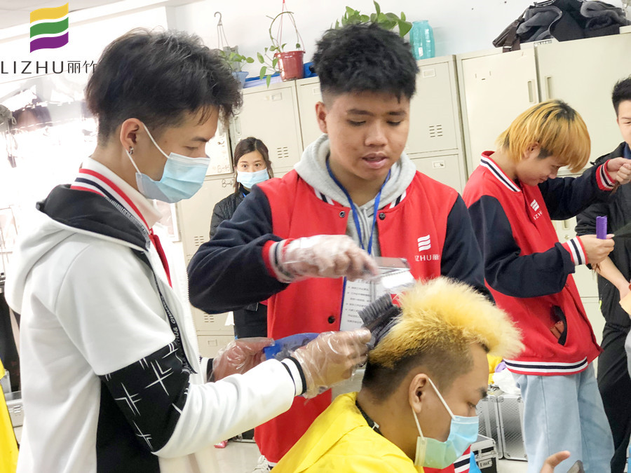 來南寧美發(fā)培訓(xùn)班，學(xué)專業(yè)染發(fā)技術(shù)