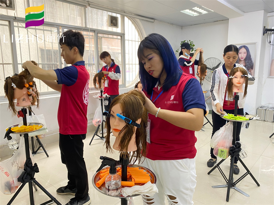 南寧學美發(fā)哪里的學費便宜？南寧美發(fā)學校哪里比較專業(yè)？