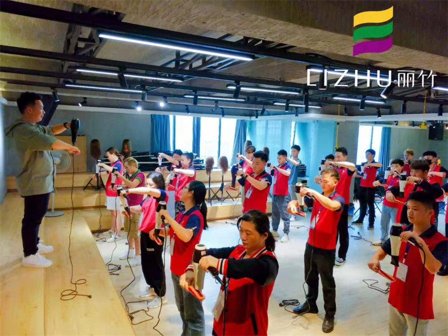 美發(fā)吹風(fēng)造型教程，廣西師資強的美發(fā)學(xué)校找到了