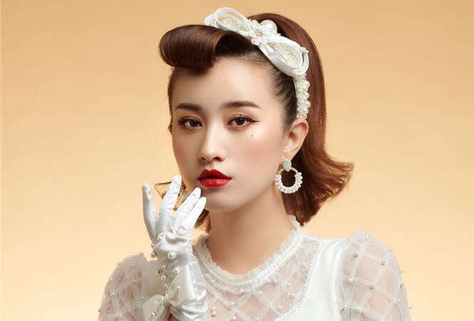 復(fù)古迪斯科妝容造型，廣西化妝學(xué)校這款造型愛了嗎？
