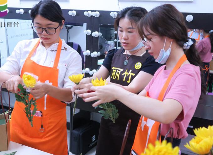 插花如何進行色彩搭配？南寧花藝培訓(xùn)班來教你