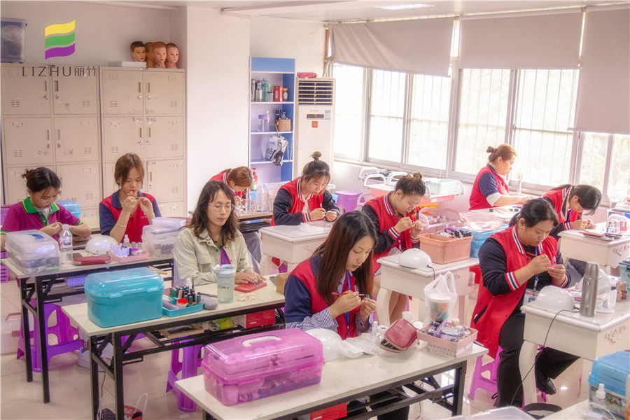 學(xué)美甲需要什么條件？南寧美甲培訓(xùn)學(xué)校為你解答