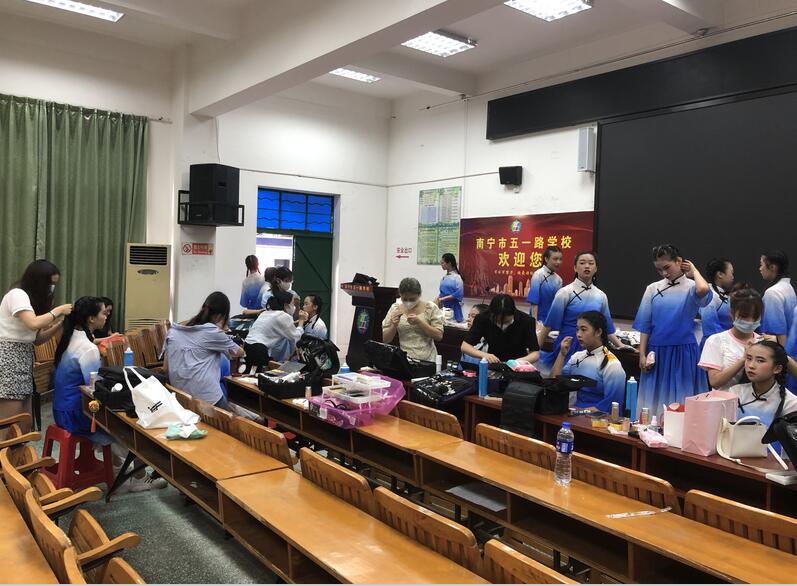 南寧化妝學(xué)校外出實(shí)踐，受到演員比心點(diǎn)贊