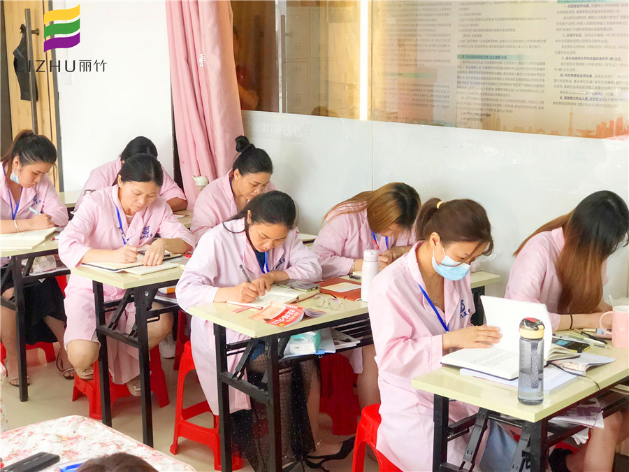 美容師為什么要學理論知識？南寧專業(yè)美容培訓告訴你