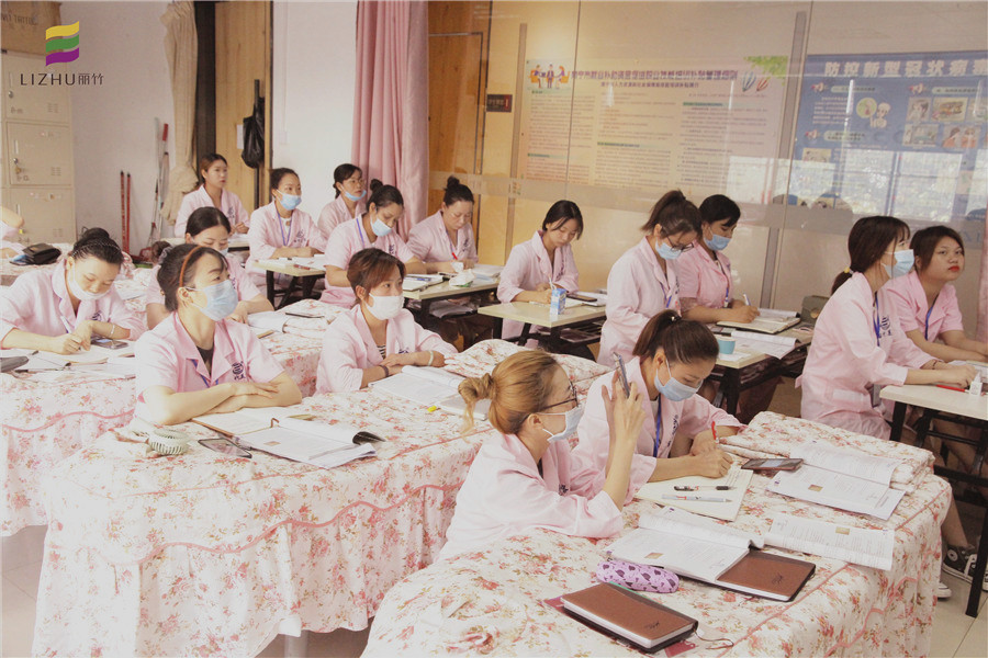 在南寧學(xué)美容，到麗竹學(xué)校美容全能班看看吧