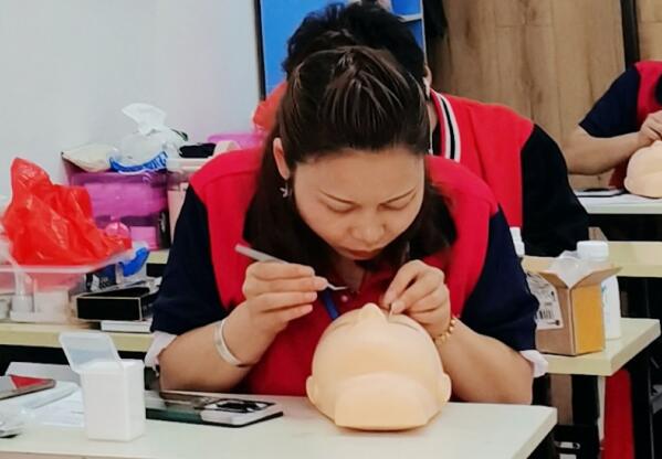 南寧專業(yè)美睫培訓學校：學美睫有前途嗎？