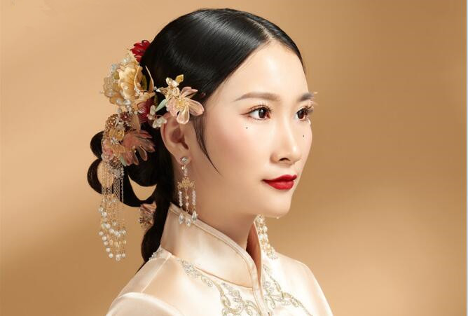 簡約秀禾新娘造型，看南寧化妝學(xué)校哪家有實(shí)力