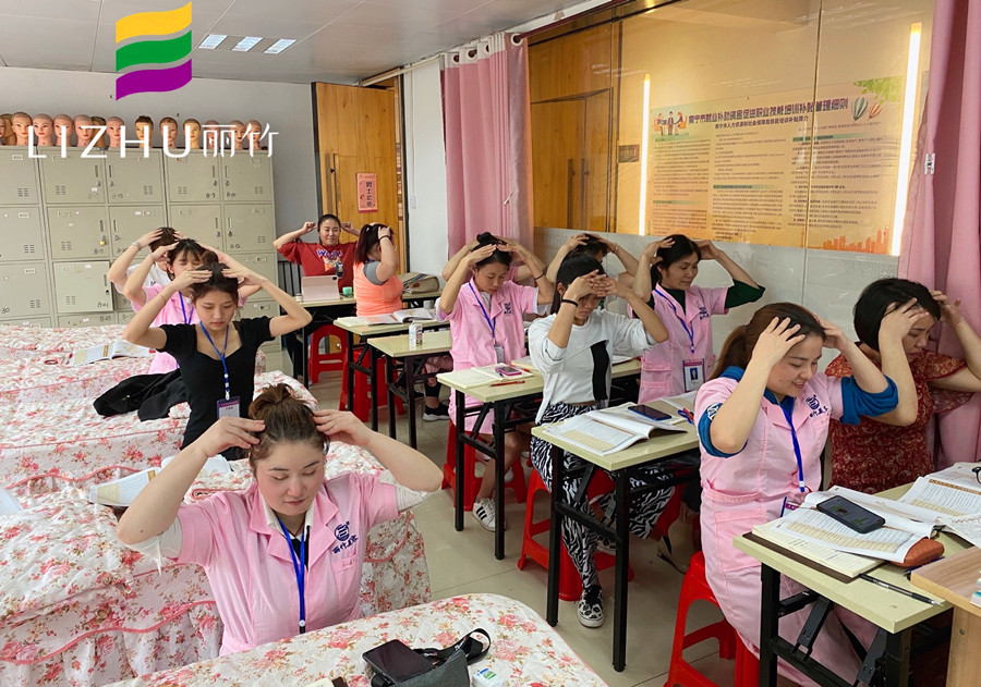 美容學(xué)員如何練習(xí)手法？廣西專業(yè)美容培訓(xùn)給你示范