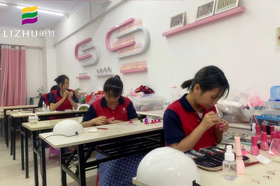 南寧專業(yè)美甲學校，教你專業(yè)美甲技術