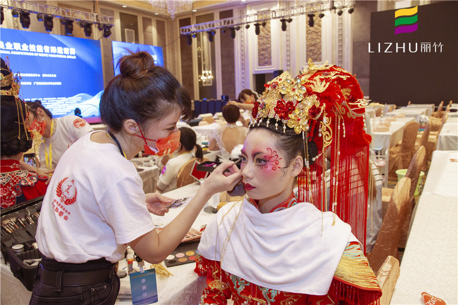 冬天卡粉怎么辦？南寧化妝課堂正在為你講解