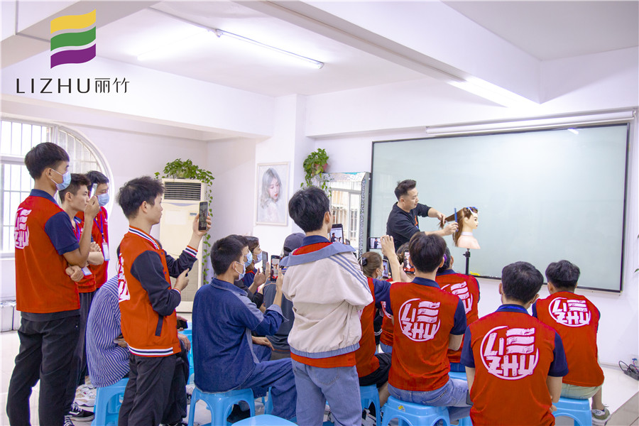 鎖骨發(fā)修剪技巧，南寧教理發(fā)的學校分享