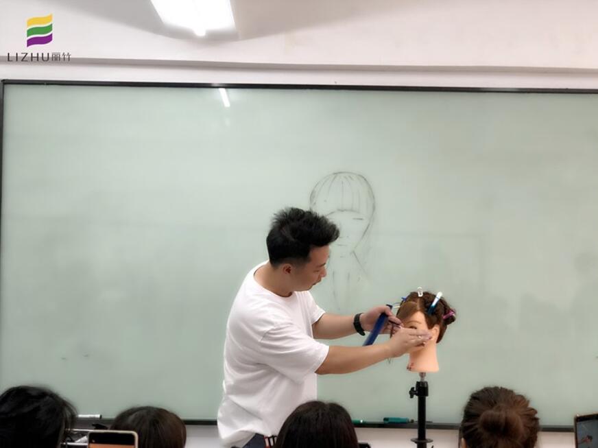 劉海出油怎么解決？南寧教理發(fā)的學(xué)校教你方法