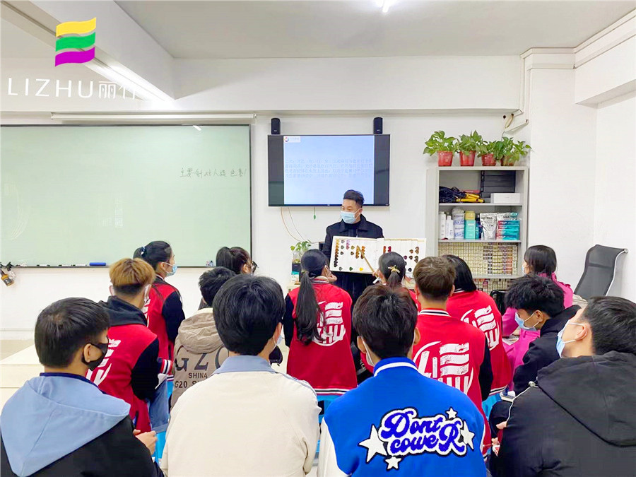 南寧哪里可以學(xué)染發(fā)？來麗竹學(xué)校魔幻色彩班