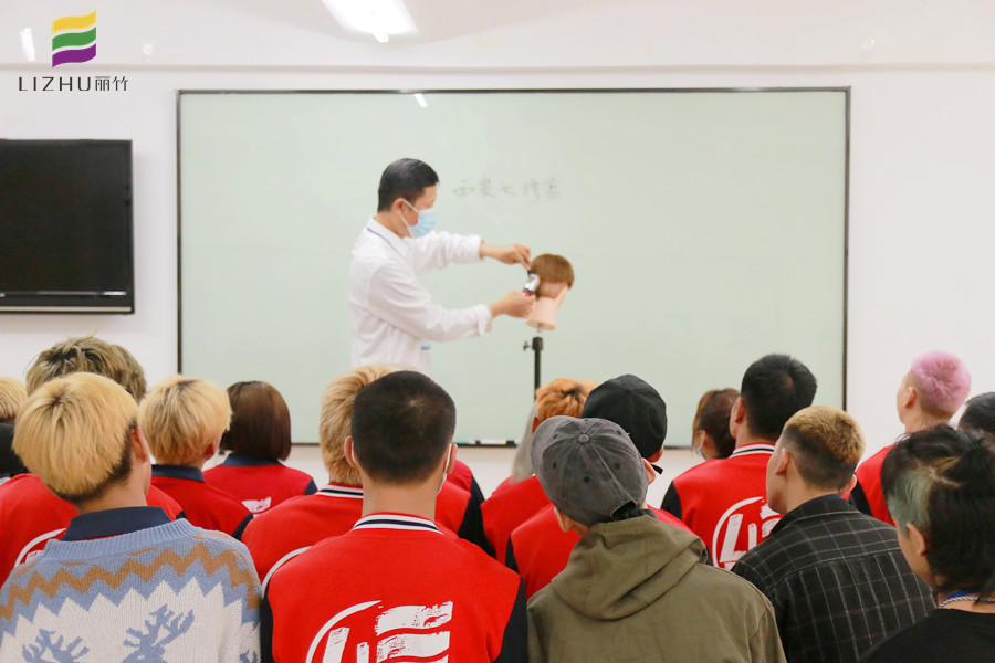 推剪的練習(xí)方法，廣西教美發(fā)基礎(chǔ)的學(xué)校分享
