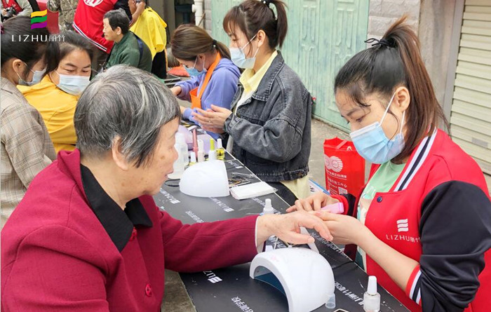 廣西美甲學校公益美甲進社區(qū)，居民連聲道謝與稱贊