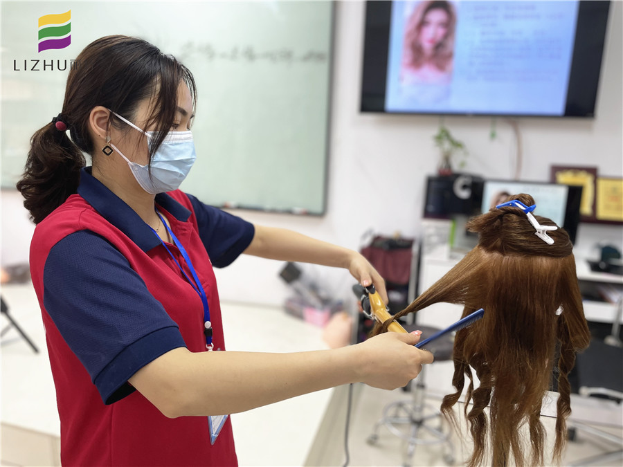 美發(fā)新手使用電卷棒操作方法，南寧美發(fā)課程