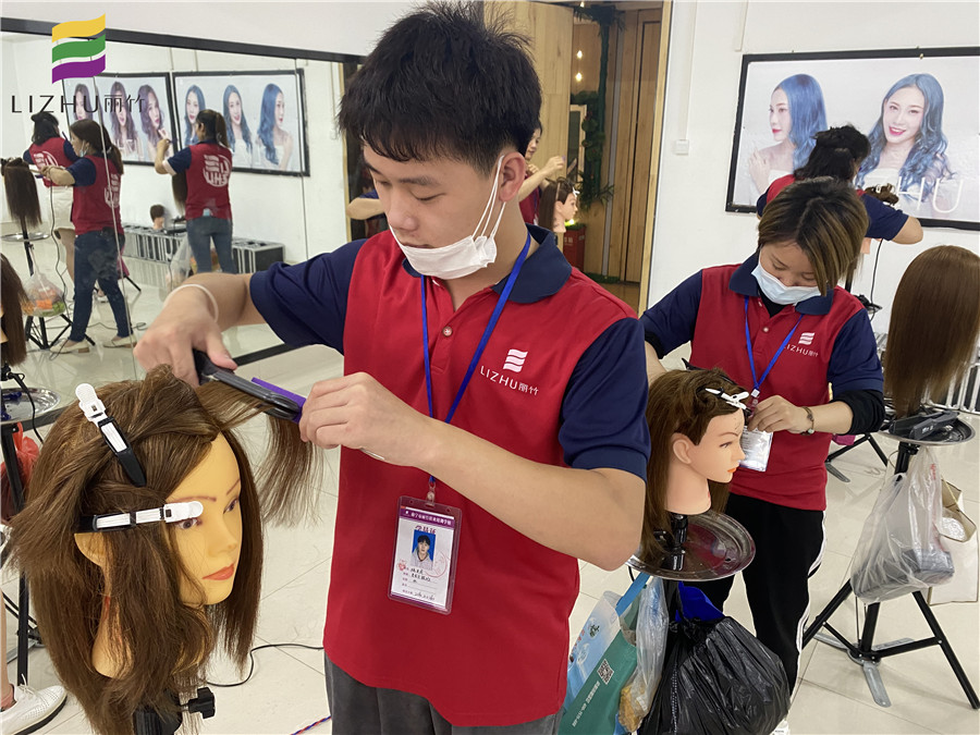 直板夾怎么用？廣西美發(fā)課堂學(xué)員為你講解