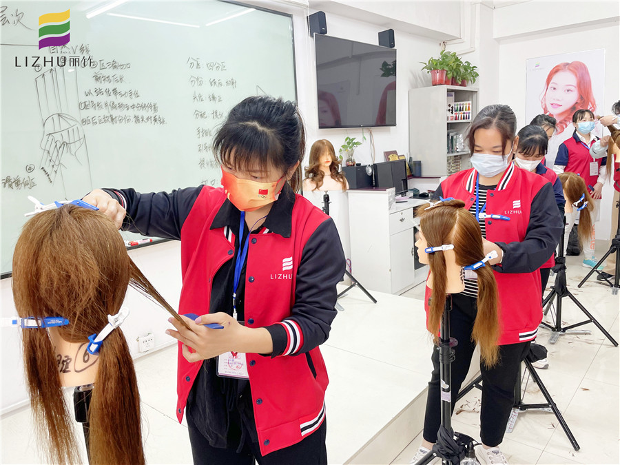 “自然V線”修剪，廣西美發(fā)學(xué)校十大名校課程