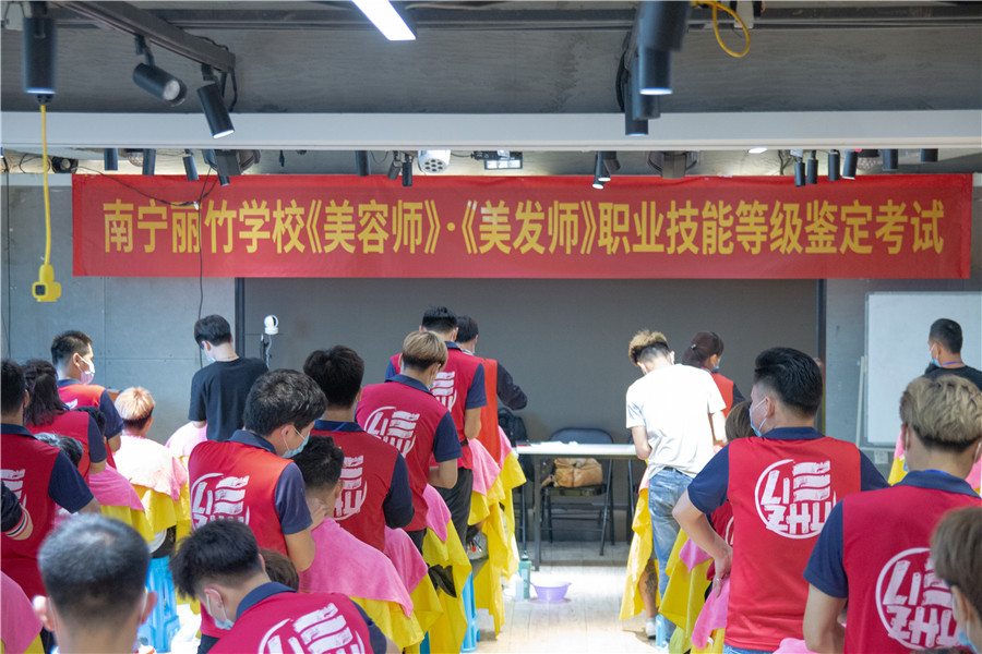 考職業(yè)資格證的學(xué)校推薦：麗竹學(xué)?？甲C班