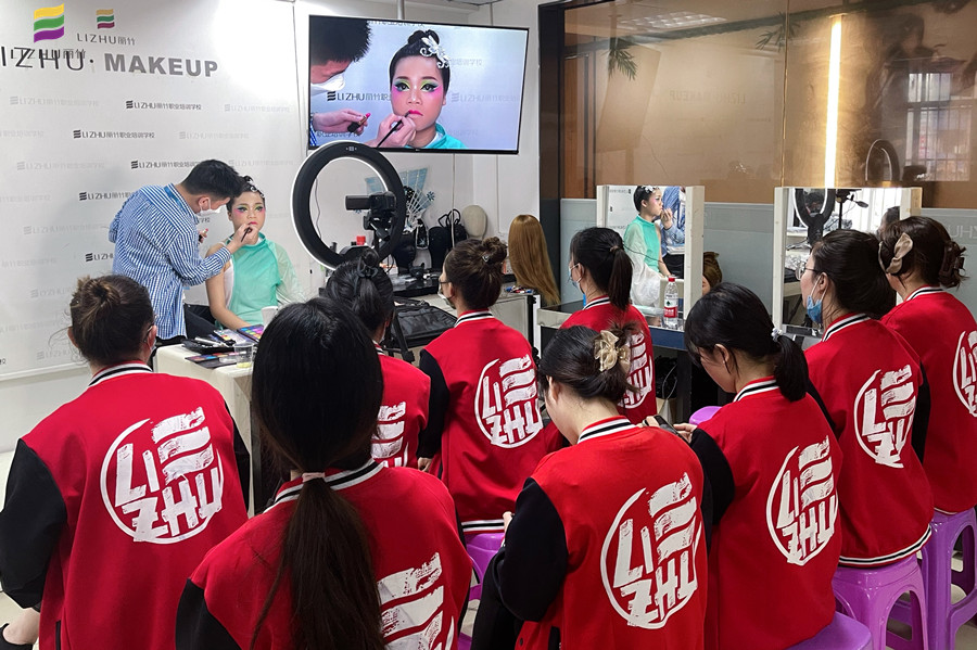 廣西彩妝學(xué)校舞臺(tái)妝欣賞，展現(xiàn)色彩夸張之美