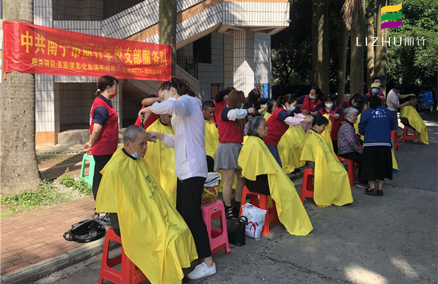 免費理發(fā)進社區(qū)，廣西美發(fā)培訓學校實踐活動