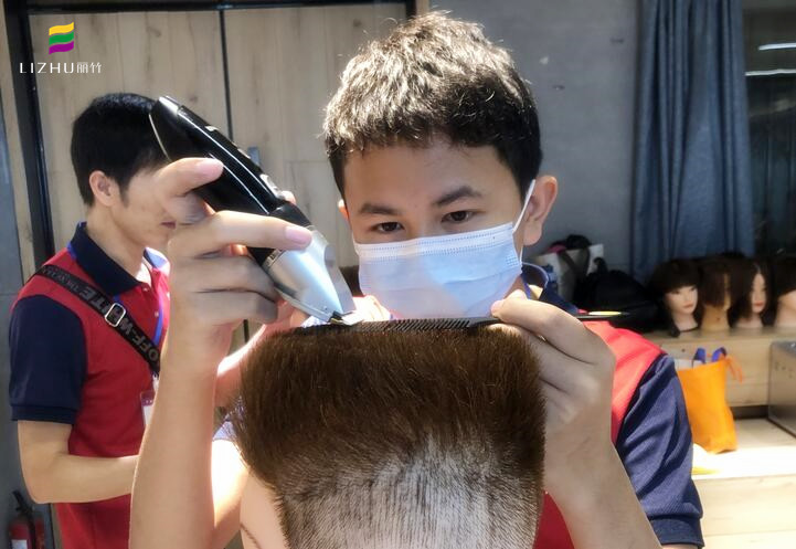 用推剪怎么理平頭？南寧理發(fā)培訓(xùn)學校實操演示