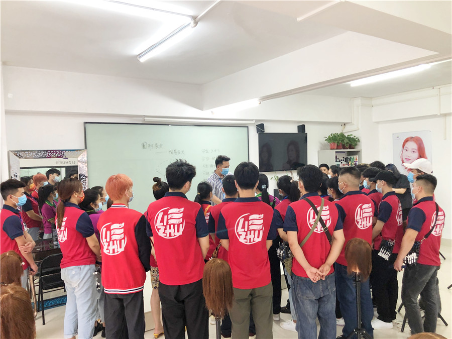 美發(fā)邊緣修剪常用步驟，南寧專業(yè)正規(guī)美發(fā)學校授課