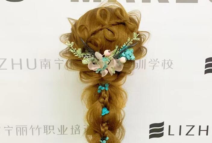 森系編發(fā)造型圖片，南寧編發(fā)培訓(xùn)學(xué)校作品
