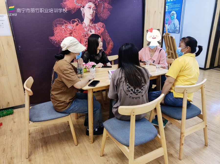 忙！忙！忙！麗竹學(xué)校人氣火爆的招生大廳