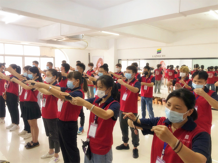 零基礎學美發(fā)：新手如何練習用剪刀和梳子？