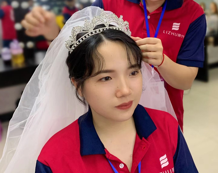 學化妝盤發(fā)基本手法，到麗竹化妝造型學校