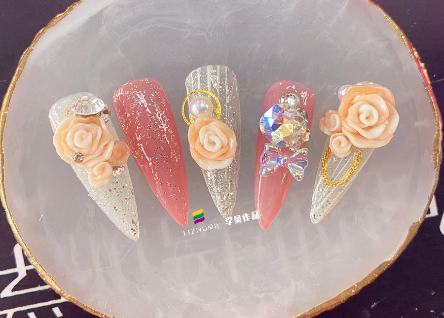 玫瑰雕花美甲作品，告訴你廣西美甲學(xué)校哪家好？