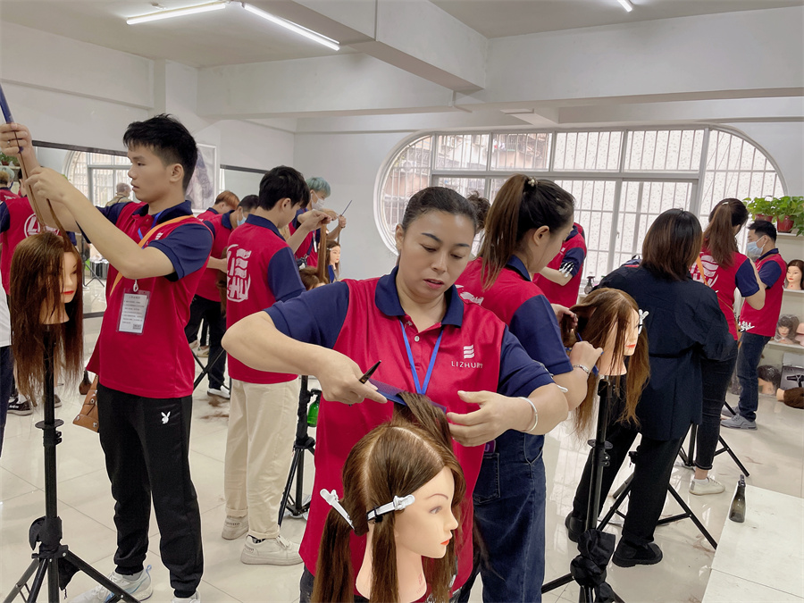 頭發(fā)打薄的技巧，廣西學理發(fā)剪發(fā)