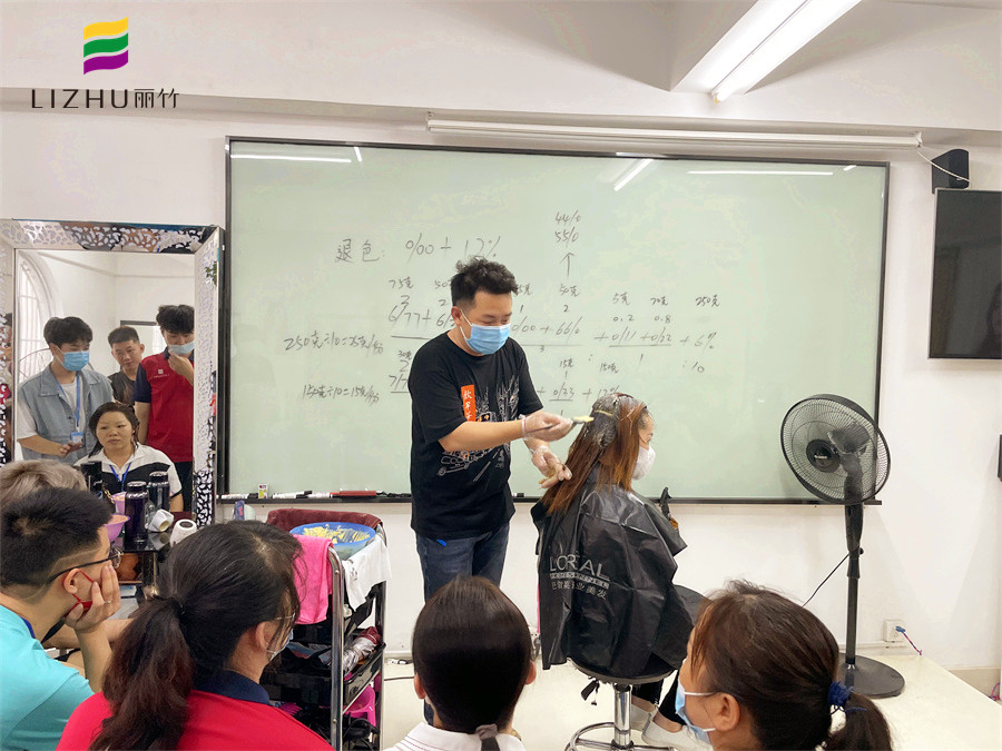 染膏怎么才能涂均勻？廣西染發(fā)培訓(xùn)學(xué)?，F(xiàn)場(chǎng)示范