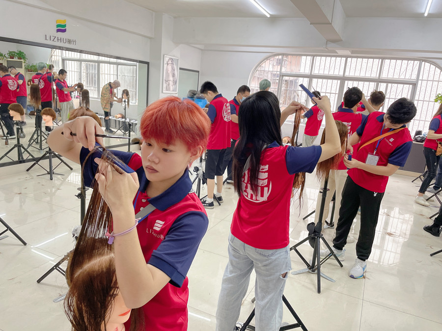 你適合剪齊劉海嗎？南寧剪發(fā)職業(yè)學(xué)校為你詳解