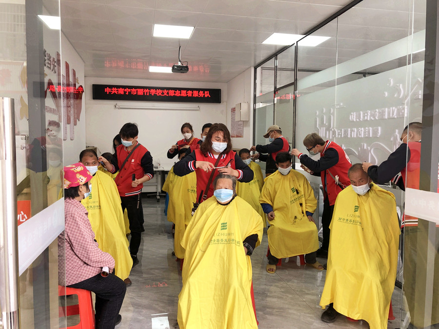 南寧美發(fā)學(xué)校外出理發(fā)活動，你煥然一新過大年