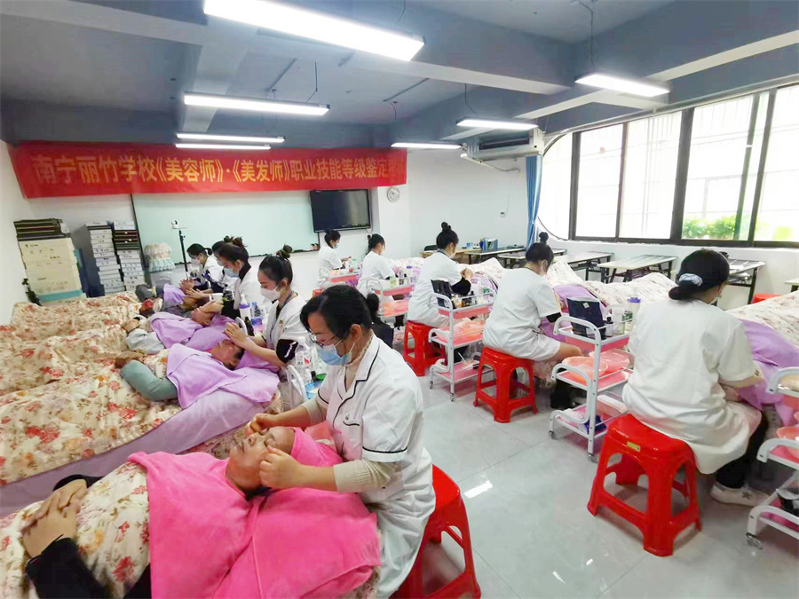 全員通過！廣西南寧美容師美發(fā)師考證班