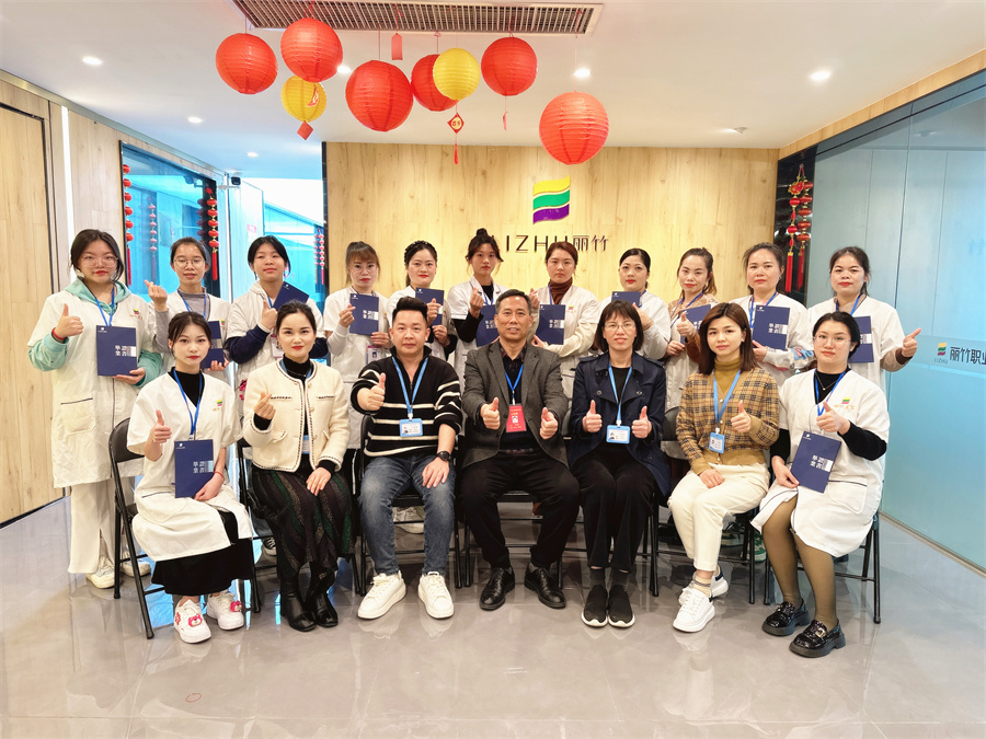 南寧美容培訓(xùn)班畢業(yè)，同學(xué)們，加油！