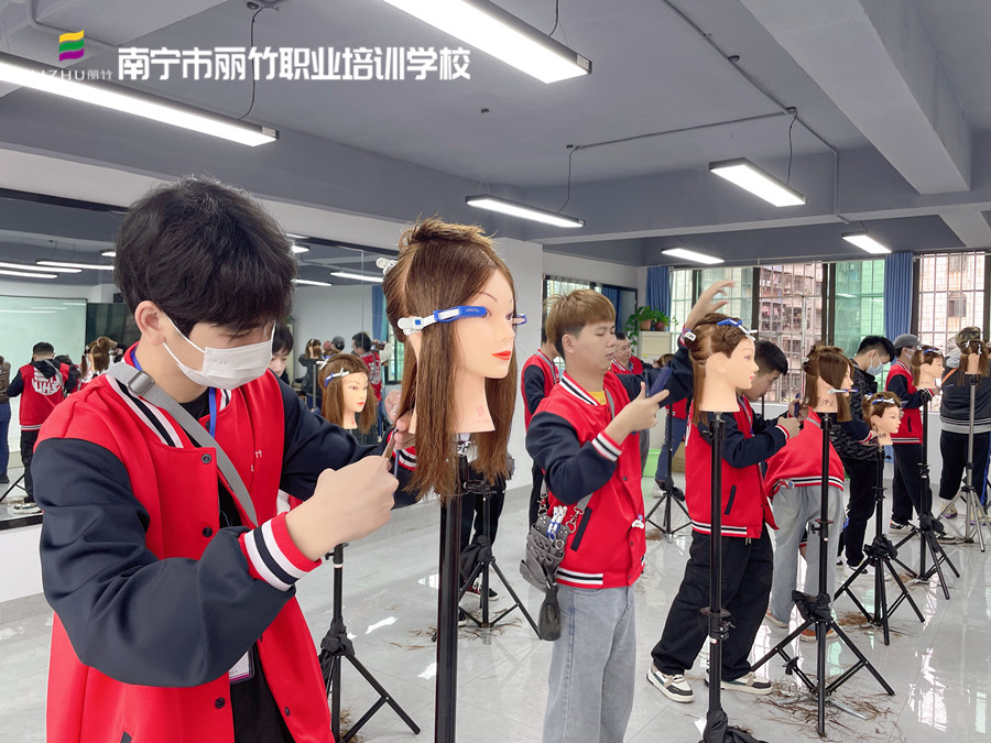 發(fā)型剪出層次感的技巧，南寧美發(fā)師培訓課程
