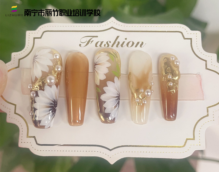春日手繪花朵美甲，廣西美甲速成班營(yíng)造春之浪漫