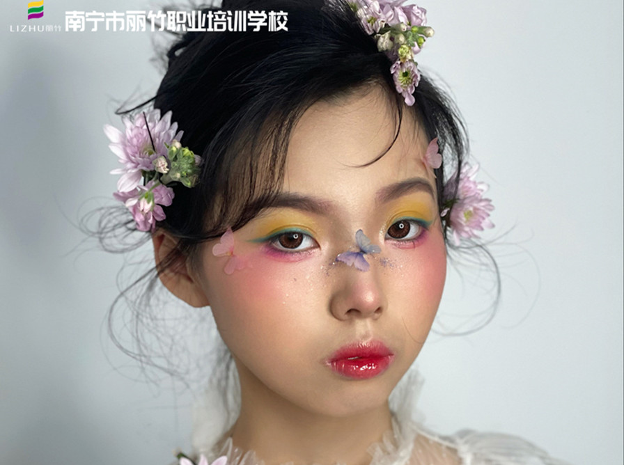 森系鮮花新娘造型，南寧新娘化妝學(xué)校作品